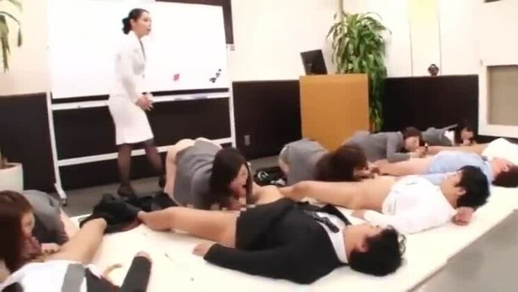 Une prostituée orientale se livre à une scène de gangbang XXX en public.