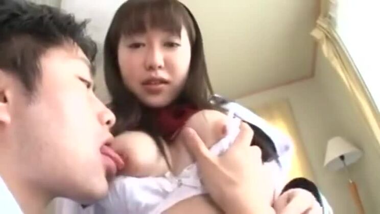 Séduisante blonde orientale se livrant à une action bukkake