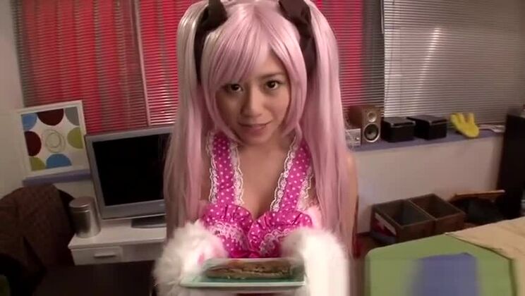 Une jeune Asiatique aux cheveux roses exhibe son gros vagin poilu.