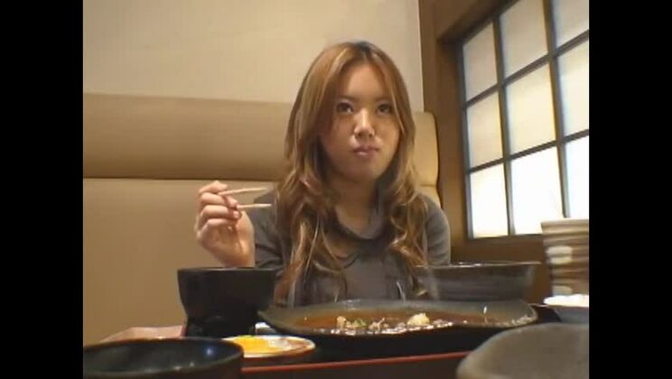 Salope japonaise en chaleur dans une incroyable position du chien, scène de douche JAV