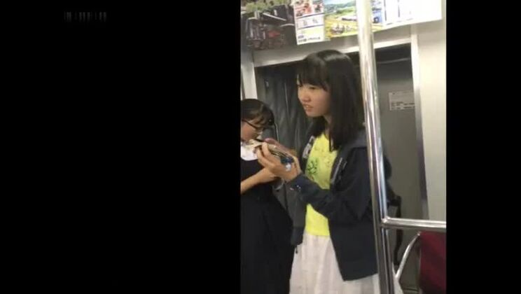 Essayez de repérer la fille japonaise dans la version exclusive du clip Crazy JAV