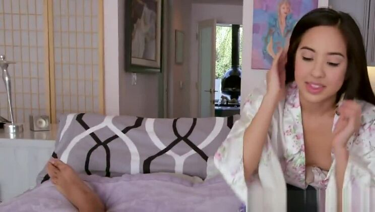 Petite asiatique amateur suçant une bite noire