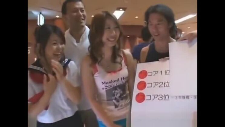 Des filles asiatiques perdent leurs vêtements