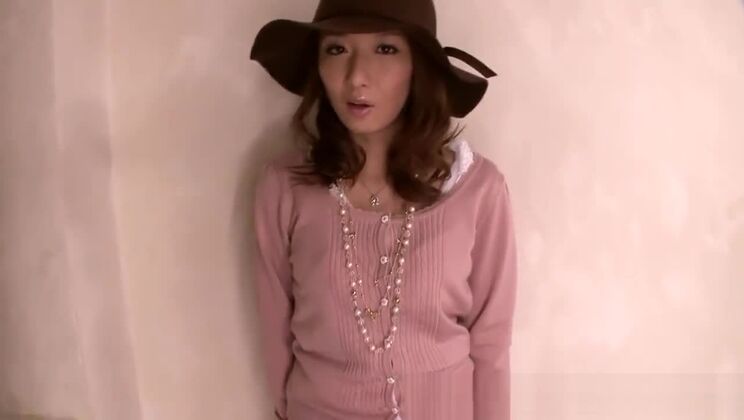 Une Japonaise se fait baiser par derrière puis reçoit une énorme éjaculation.