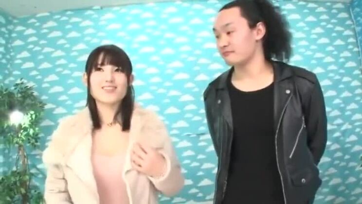 Essayez de repérer la fille japonaise dans le clip Crazy JAV, regardez-le