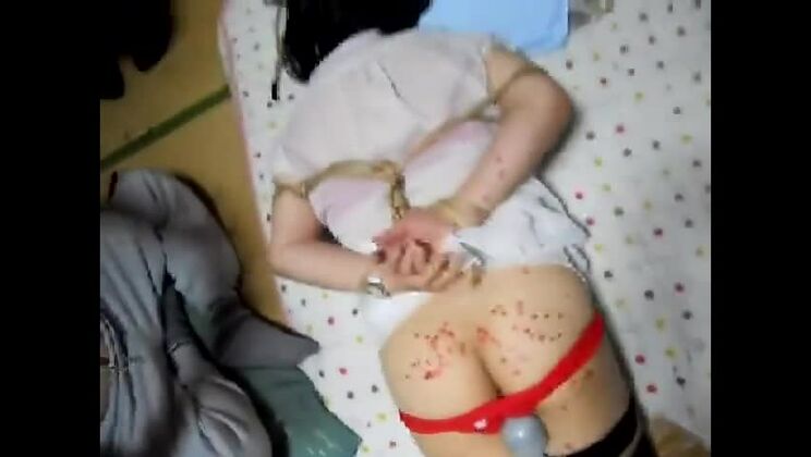 Vibes et jeux de cire sur Fujiko attachée par une corde