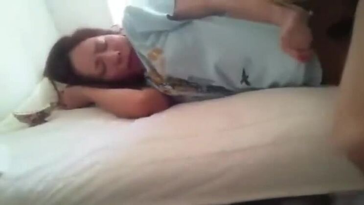 Vidéo porno étonnante avec de gros seins qui tentent de regarder