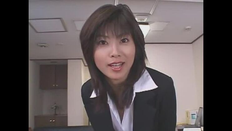 Rin Suzuka, mannequin japonaise exotique, dans un film JAV de fétichisme des pieds et bas.