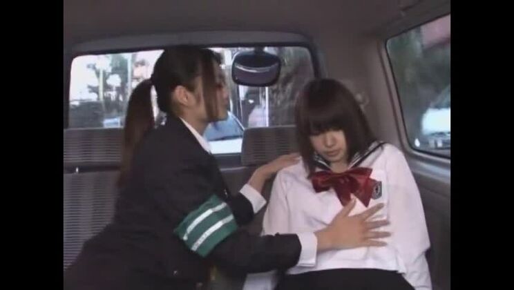 Risa Murakami, une Japonaise très excitée, dans une vidéo lesbienne et érotique. Clip JAV avec des jouets.