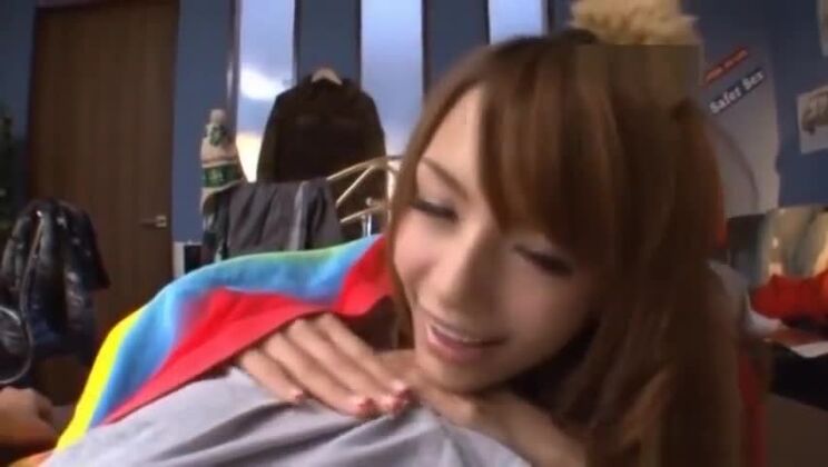 Une bombe asiatique lèche le corps d'un mec au lit