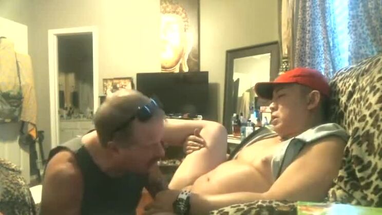 GRAND-PÈRE A AUSSI BESOIN DE BITE ET DE SPERME :)