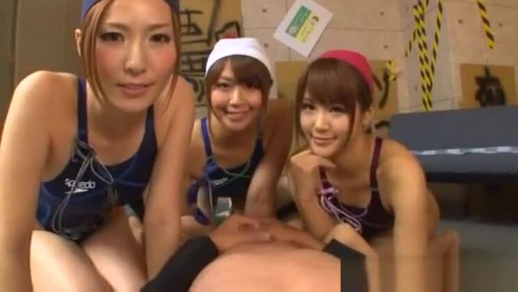 Plusieurs MILFs asiatiques en chaleur prennent du plaisir à baiser un mec canon