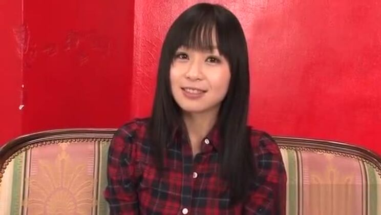 Asiatique excitée se masturbe avec un godemichet