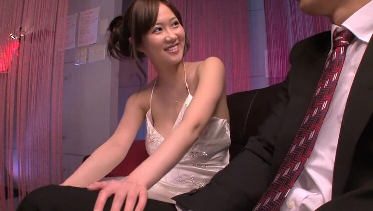 Incroyable salope japonaise dans une vidéo JAV de masturbation excitante et de gros seins