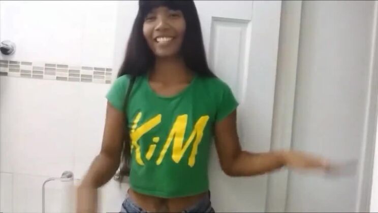 La jeune Thaïlandaise Heather Deep, en HD, pratique une fellation profonde inversée en position allongée.