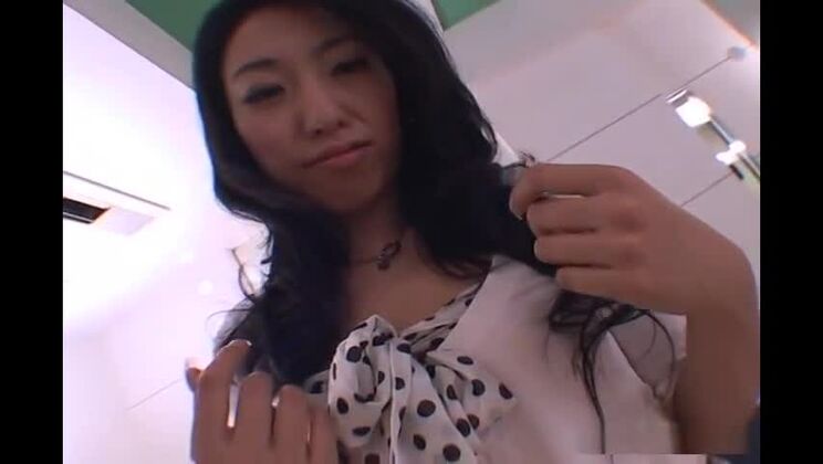 Interview sexy d'Ozawa Chris léchant une chatte poilue