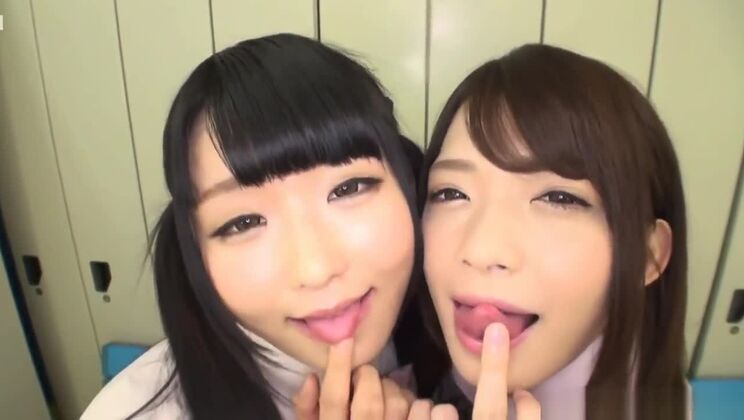 Superbe plan à trois se terminant en apothéose avec une éjaculation.