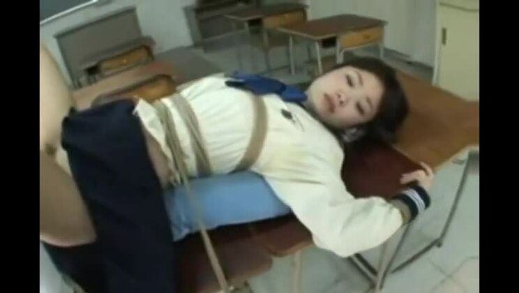 Regardez une pute japonaise dans la vidéo JAV hardcore la plus folle, regardez le spectacle