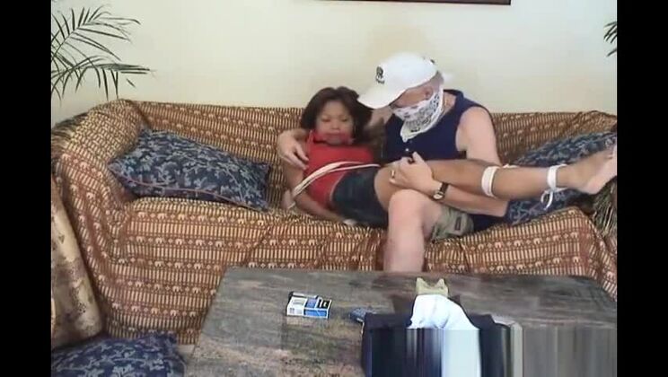 Une adolescente asiatique ligotée et agressée sexuellement par un vieux gangster