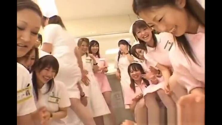 De vraies infirmières asiatiques prennent du plaisir à faire l'amour en position dominante (partie 1)