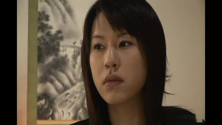 Sakura joue le rôle d'une femme au foyer qui pratique des fellations et reçoit des éjaculations faciales.