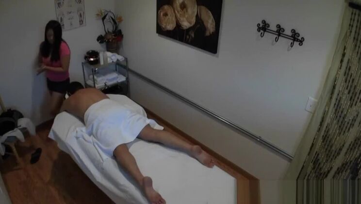 Masseuse japonaise aux formes généreuses chevauchant en style cowgirl