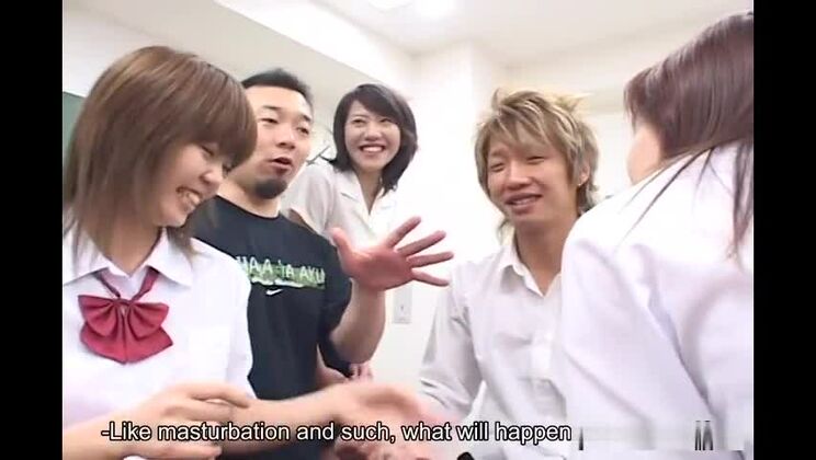 Des adolescentes sauvages, idoles d'Avid, font l'amour à l'école