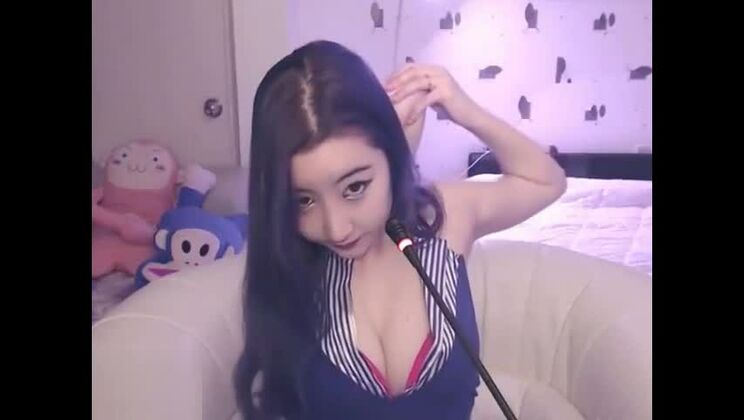 Beauté asiatique sensuelle et provocante en collants