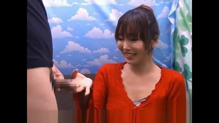 Une magnifique et sexy Japonaise taquine un homme