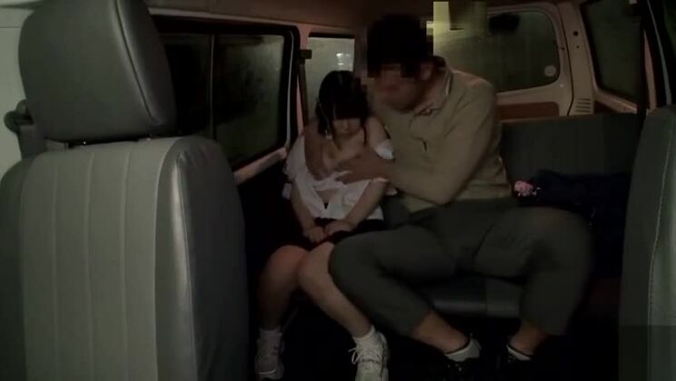 Adorable jeune pute japonaise participant à une incroyable fellation porno en public