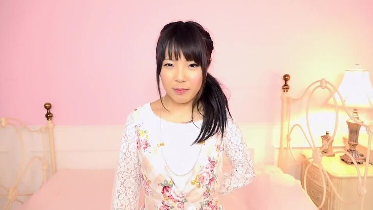 Salope japonaise déjantée dans un film JAV avec des adolescentes incroyablement minces