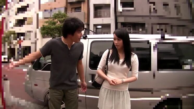 Cette MILF asiatique coquine adore le sexe en voiture et les fellations.