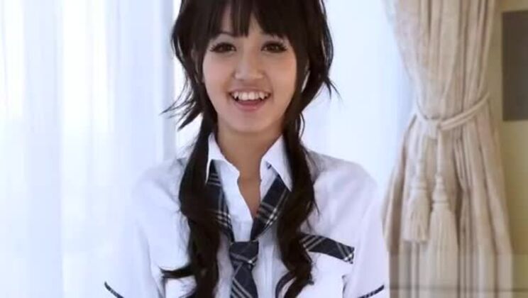 Une adolescente se fait mouiller la chatte par deux bites