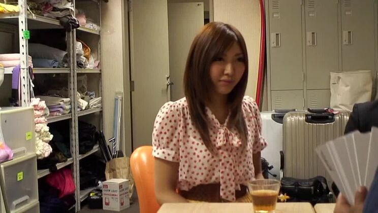 La plus chaude pute japonaise dans une scène de fellation exotique avec des adolescentes JAV