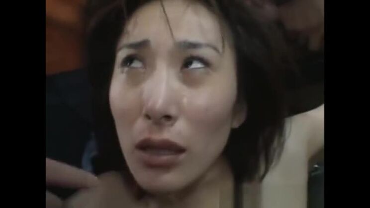 Une grande Asiatique a des relations sexuelles en public partie 4