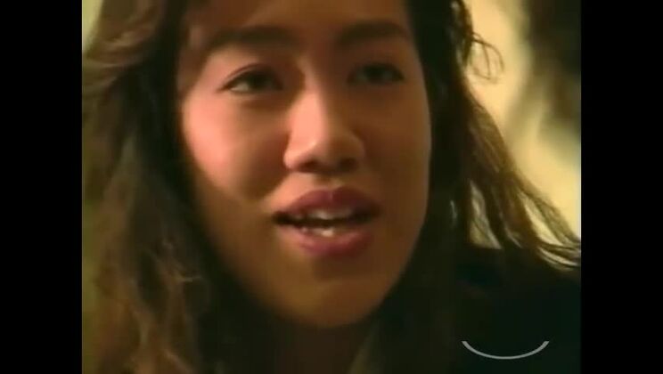 Deux filles asiatiques regardent du porno, s'embrassent, se sucent les tétons et se lèchent le vagin en position 69 sur le sol dans la chambre.