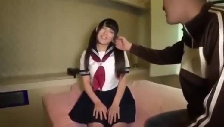 Adolescente asiatique perverse et ses sextoys