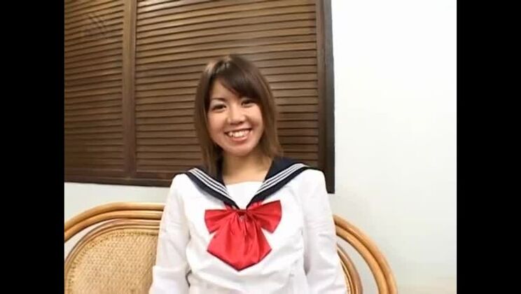 La jeune et sexy Ai Kazumi se masturbe et suce une bite jusqu'à l'éjaculation.