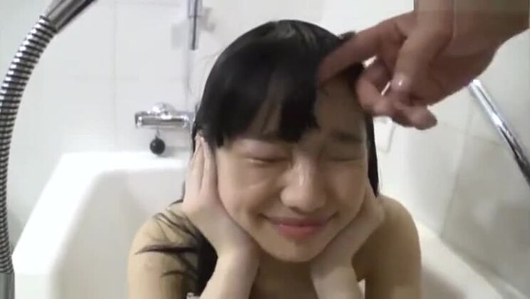 Une jolie fille souriante adore la grosse bite de papa