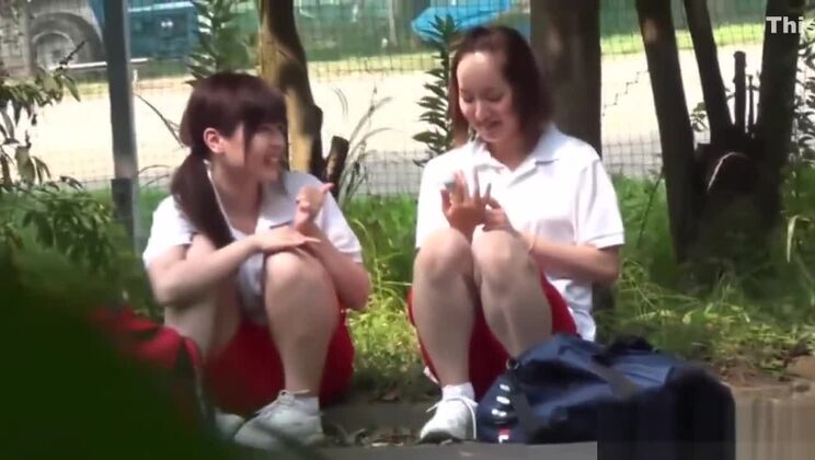 Asiatiques coquines se caressant