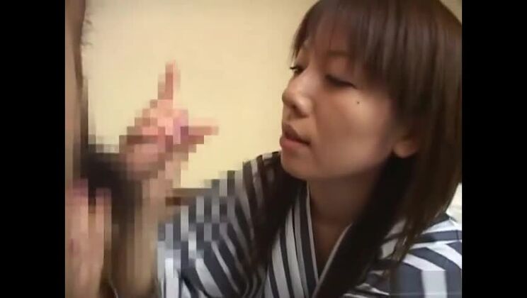 Une épouse japonaise infidèle sous-titrée fait une fellation à un acteur