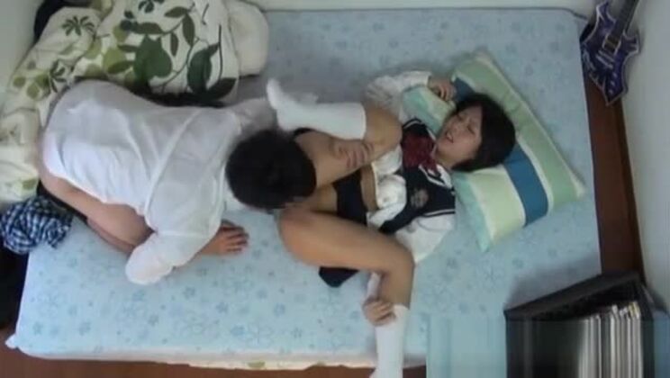 Sexe hardcore avec une adolescente asiatique serrée