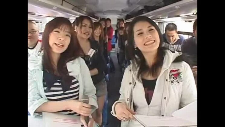 Salope japonaise folle Nao Mizuki, Maria Ozawa, Ryo Akanishi dans Horny Voyeur, Fingering JAV clip