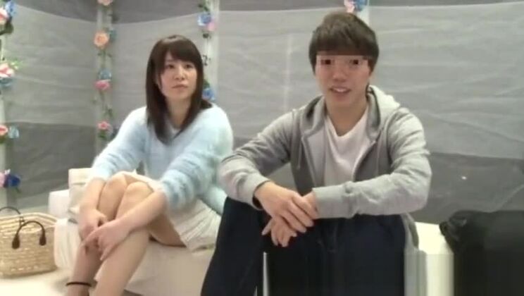 Jeux porno de couples d'adolescents asiatiques japonais dans une chambre vitrée 32