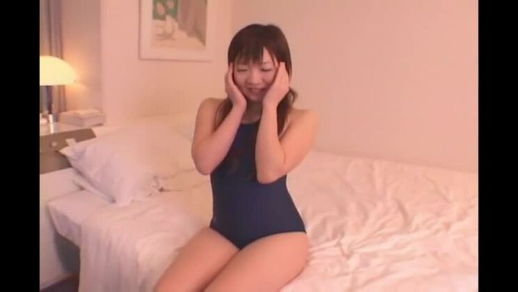 Azuki Tsuji, une Japonaise exotique et aguicheuse, dans une vidéo JAV avec de fabuleux sextoys et fellations.
