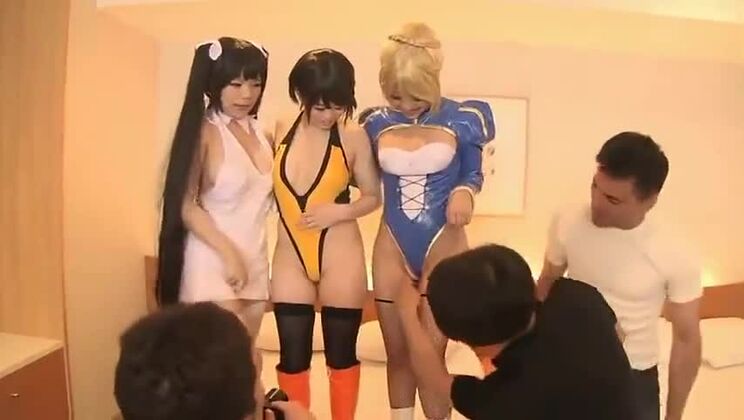 Magnifique Japonaise aux seins généreux vivant une expérience de cosplay XXX torride