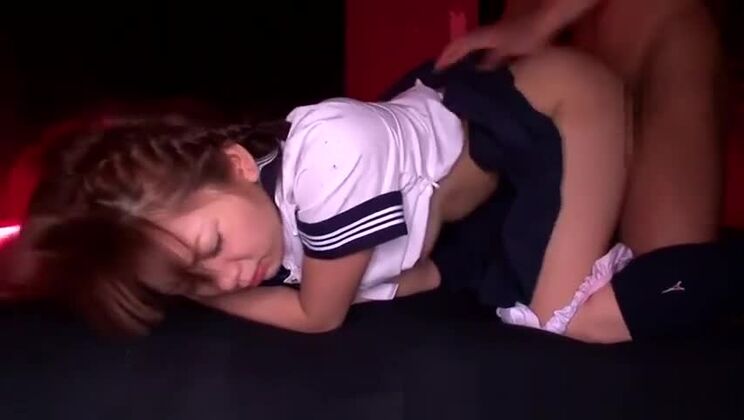 Une timide écolière japonaise se fait baiser dans sa chatte vierge