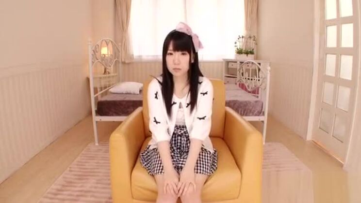 Une beauté japonaise sensuelle se fait tripoter.