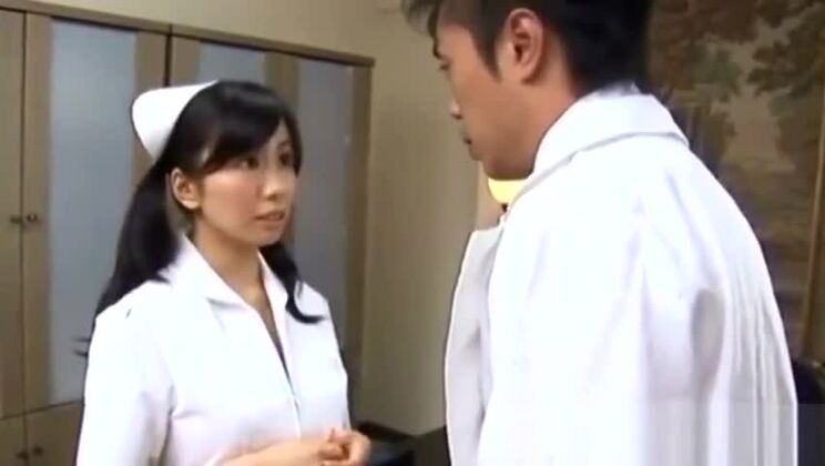 infirmière asiatique faisant une fellation