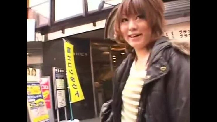 Jeune Japonaise exotique dans une vidéo JAV de gangbang torride, anal/anaru